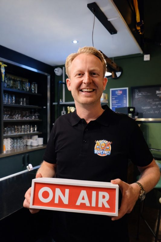Portret van martijn verbeek uit vught die samen met 8 vrienden het tonpraten in vught organiseert