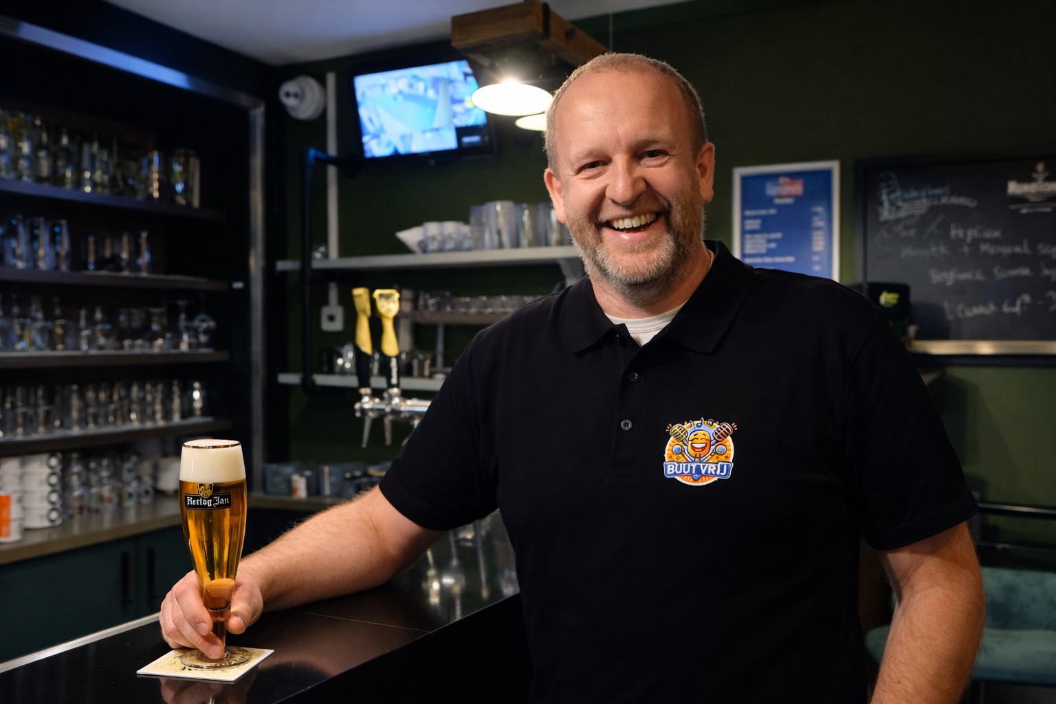 Portret van sander verbeek uit vught die samen met 8 vrienden het tonpraten in vught organiseert